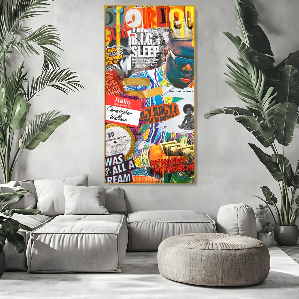 Tablou canvas cu tablou portret rapper the notorious b.i.g, in rama de aluminiu auriu, pe perete intr-un living